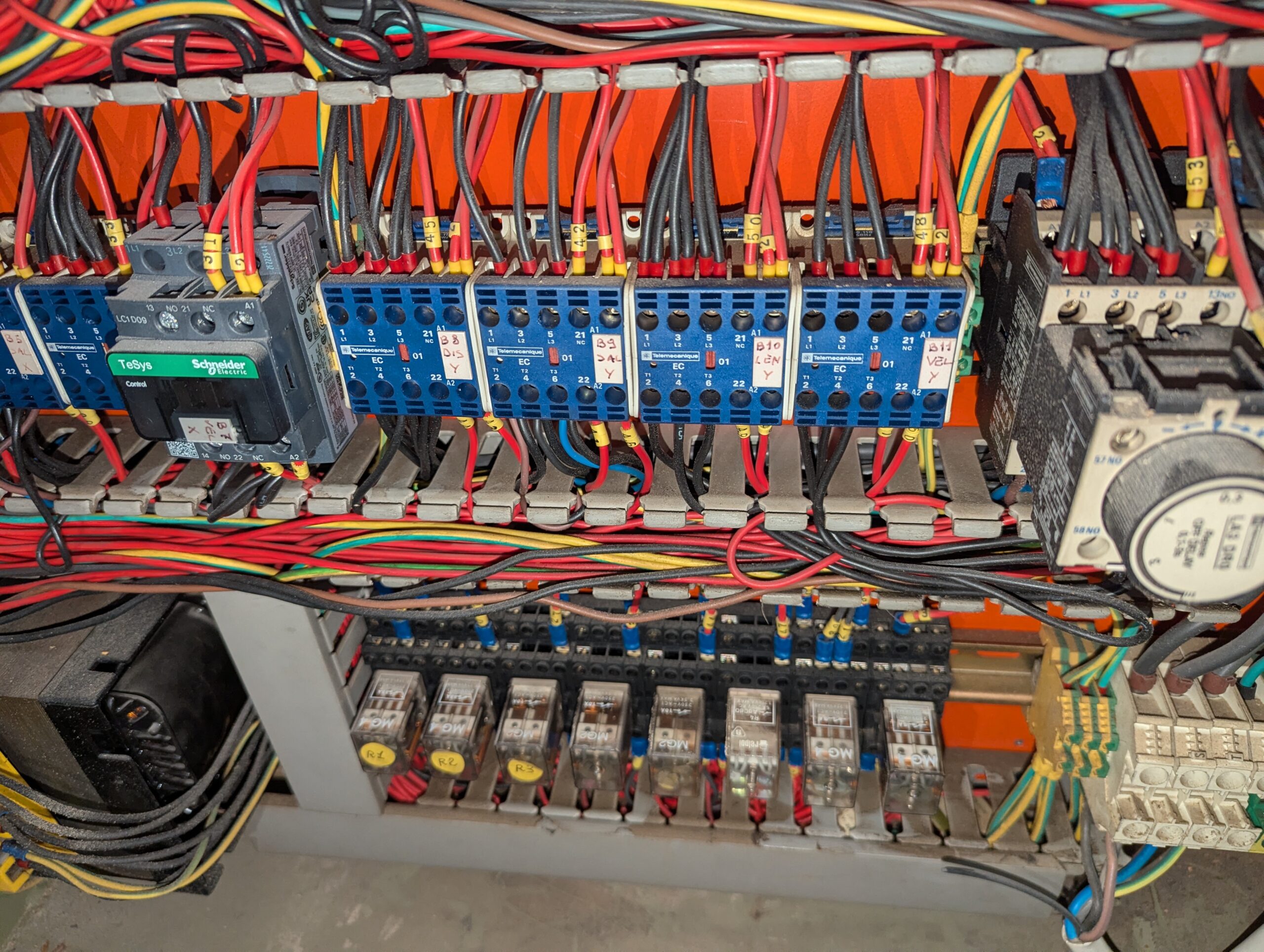 Diagnostyka elektryczna układu sterowania maszyny produkcyjnej