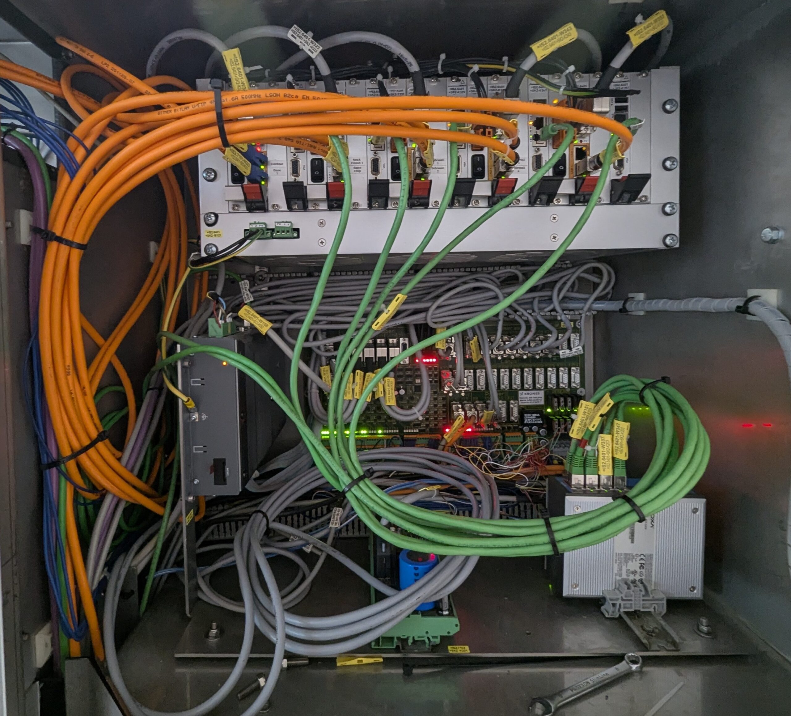 Wymiana przewodów komunikacyjnych Ethernet w maszynie produkcyjnej